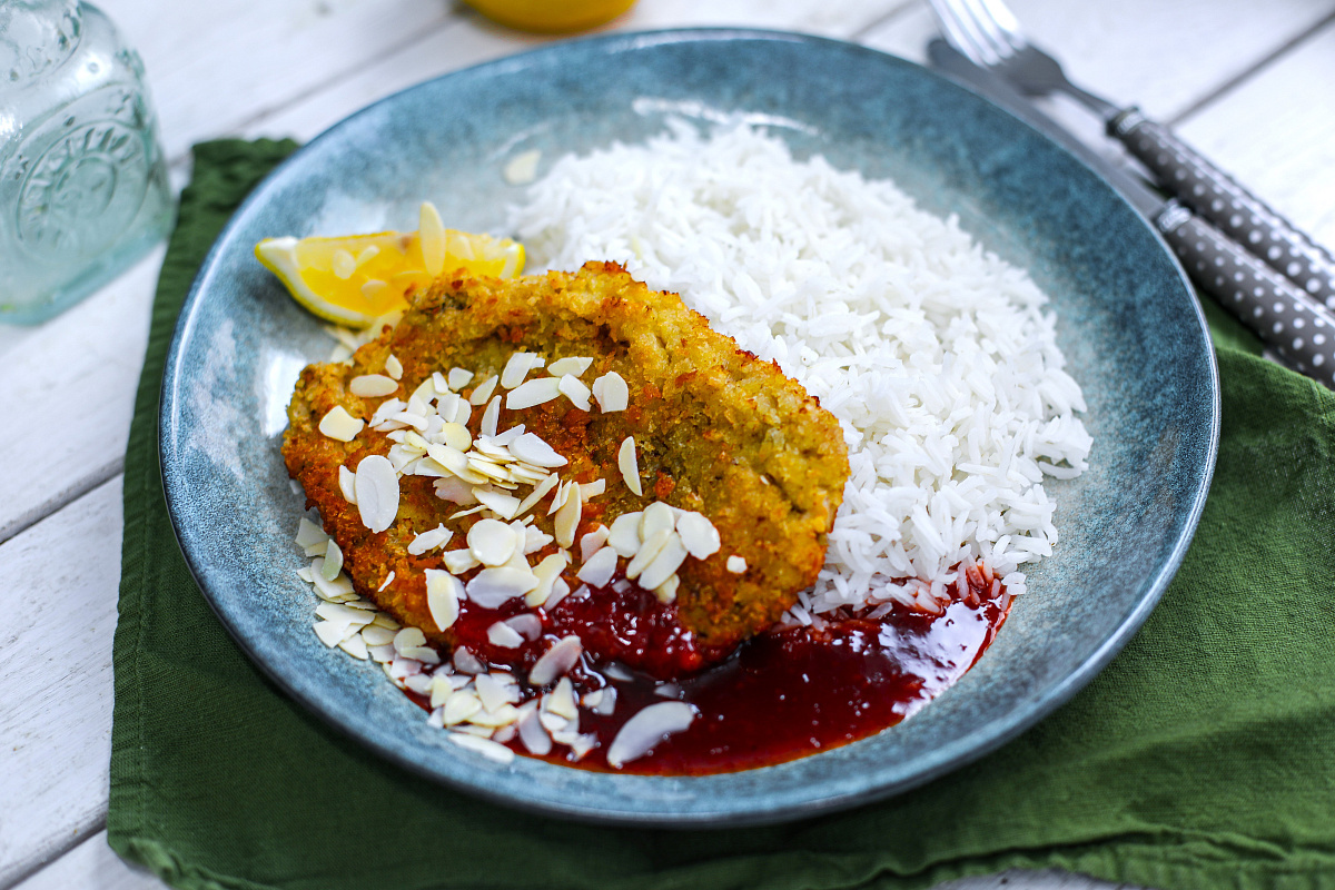 Шницель из свинины в хрустящей панировке с сеульским соусом и рисом