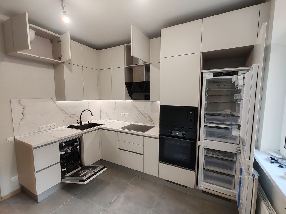 Используя умные решения и многофункциональные приборы, можно создать стильную, функциональную и удобную кухню, которая будет радовать вас каждый день.