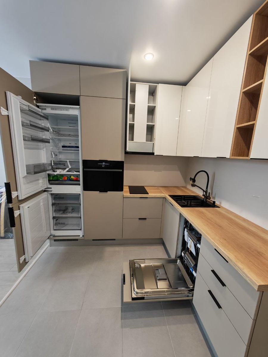 Встроенные холодильники, духовки, посудомоечные машины и микроволновки выглядят более элегантно и гармонично, чем отдельно стоящие приборы.