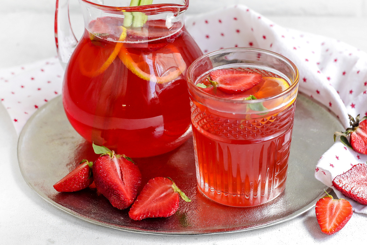 Лимонад «Вечер на даче» из ревеня с клубникой