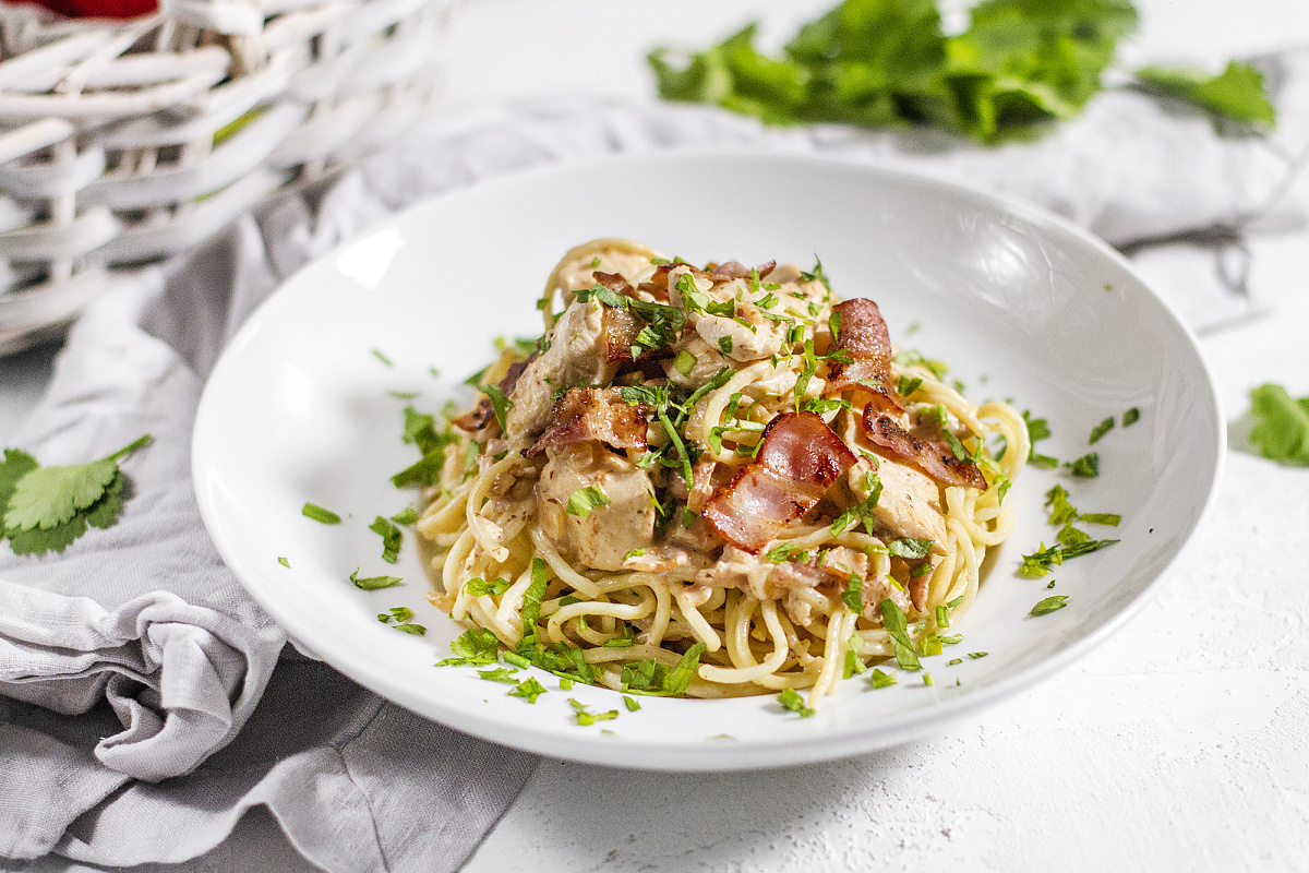 Спагетти «Равелла» с курицей, беконом и творожным сыром