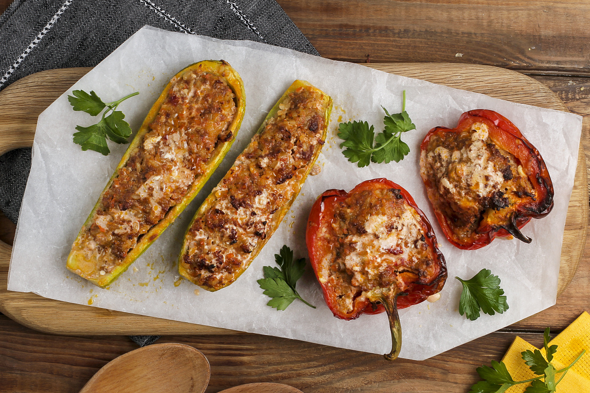 Овощи, фаршированные мясом, рисом и томатно-сметанным соусом