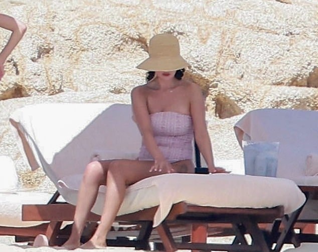    Селена Гомес на отдыхеLegion-Media