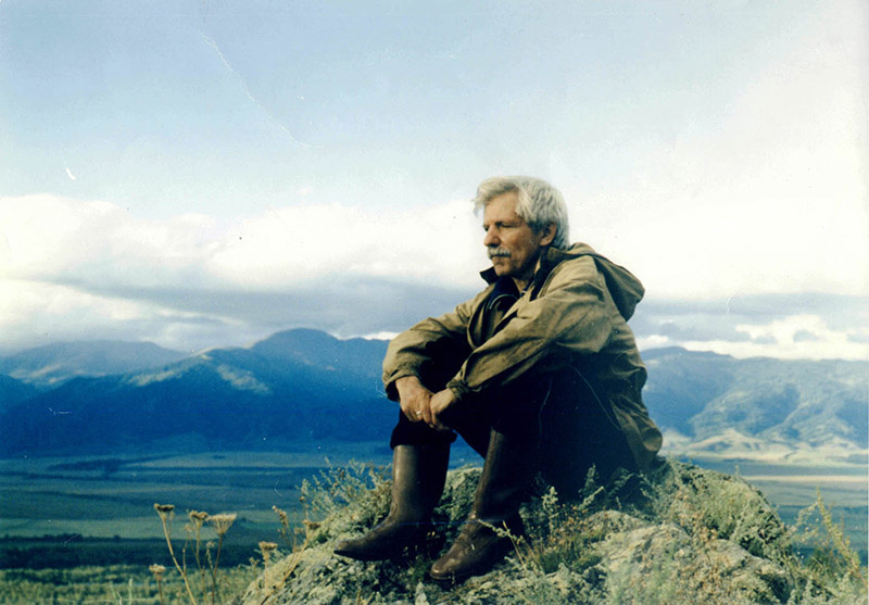 А.Н. Дмитриев на гряде возле села Верх-Уймон. Источник: alexeydmitriev.ru