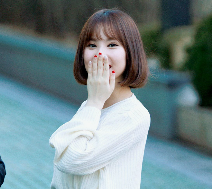 А еще они иногда прикрывают рот, не смеясь, изображая, что смеются. Крипота.