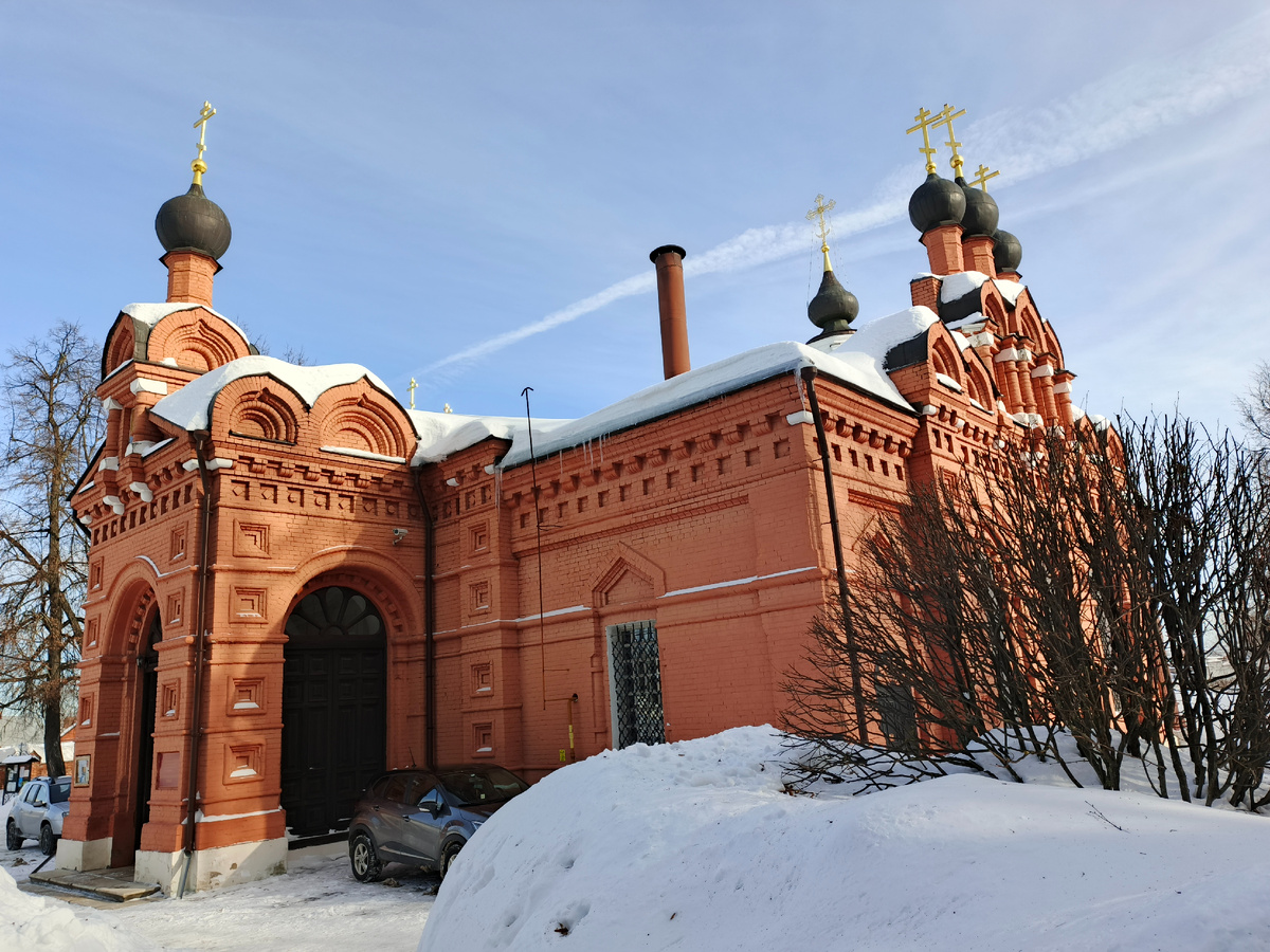 С другой стороны трапезная и придел в честь Андрея Первозванного 