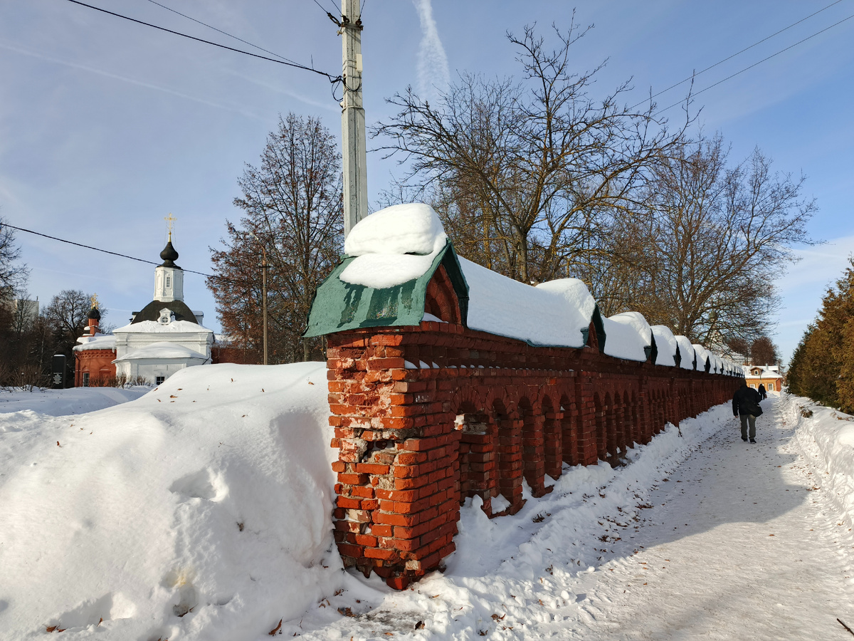 Бывшая кладбищенская ограда