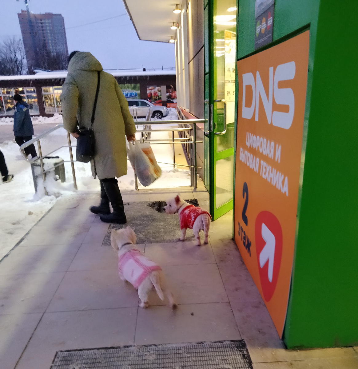 Пошлепали за чужим человеком.... 