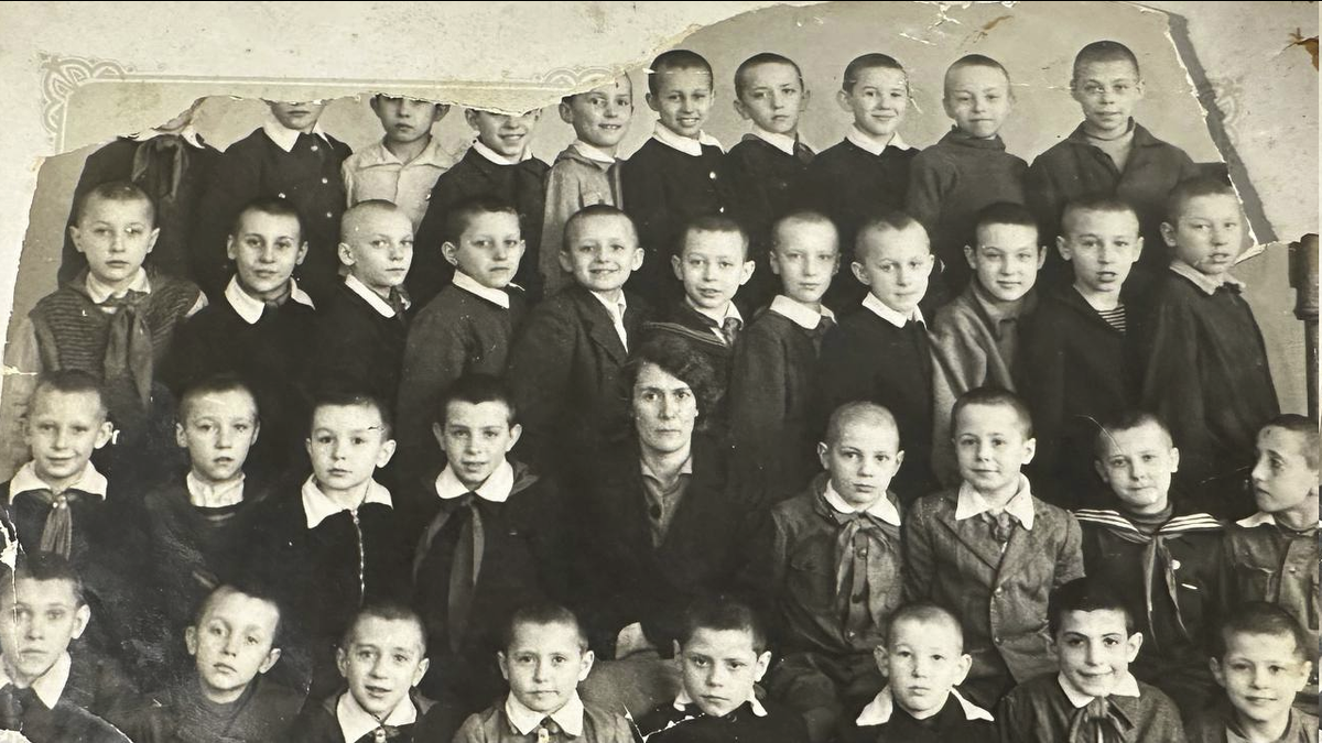 Примерно в те времена. Наш 3-й класс с учительницей Ираидой Дмитриевной. Я - крайний слева во втором сверху ряду