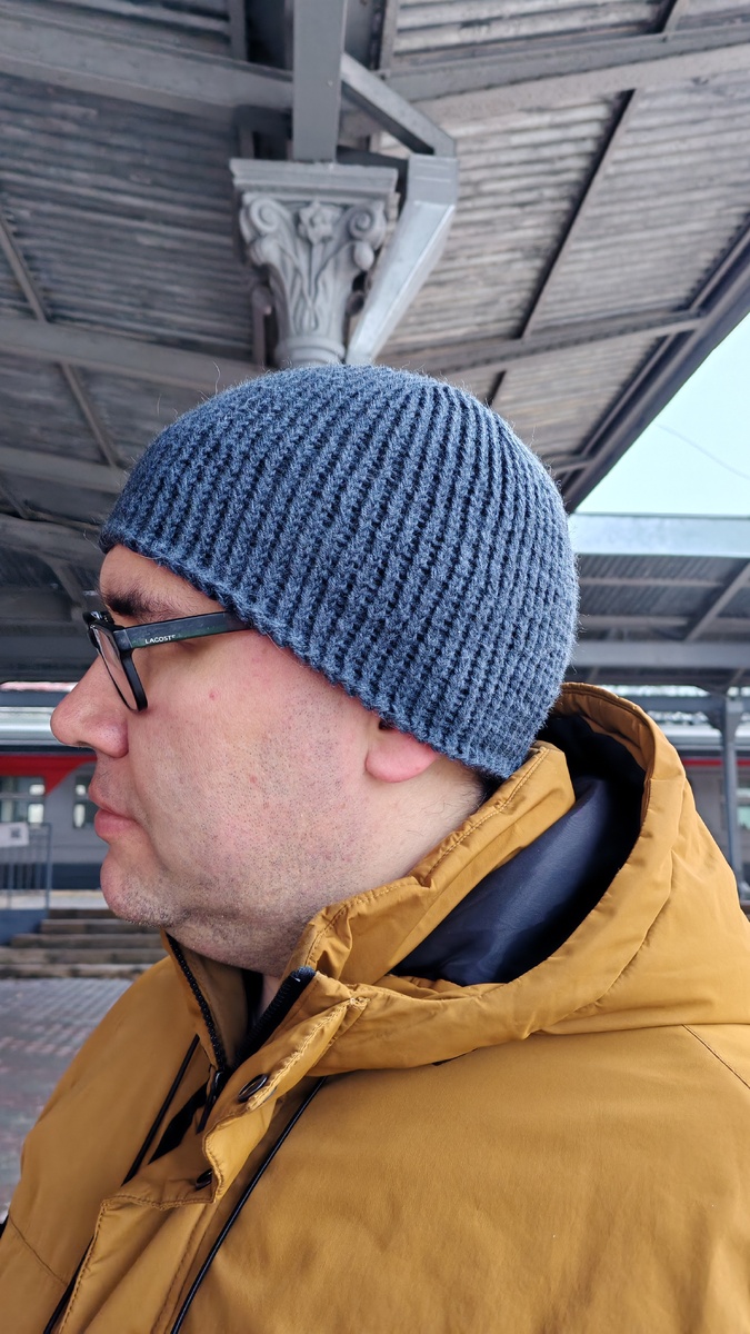 Вязаная мужская шапка 