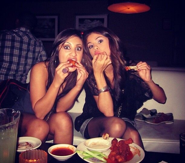 «У вас принято бросать деньги на пол?»: Как американка Сара приехала в ресторан учить нас жизни, а ушла хлопать глазами