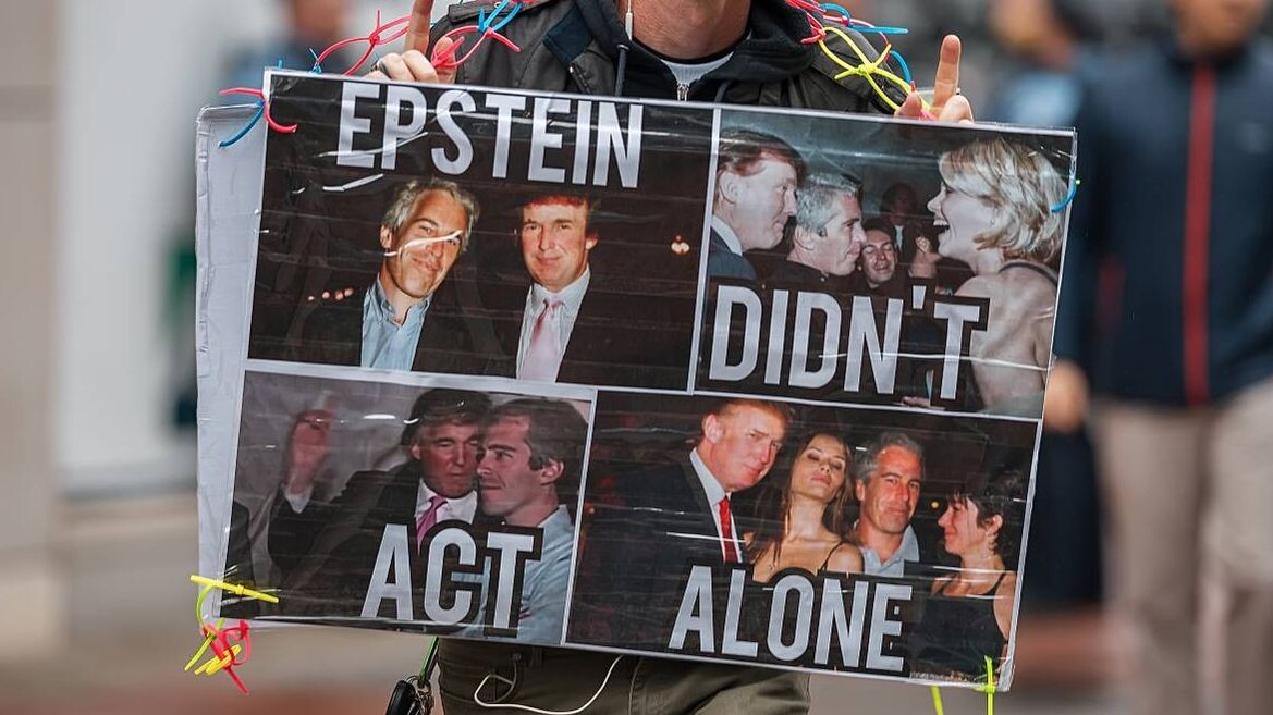     Активист требует арестовать сообщников Джефри Эпштейна   
(cc) Tony Webster