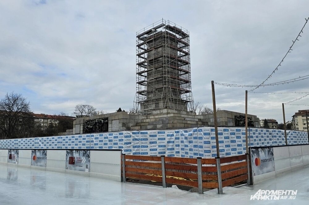    Возле бывшего памятника теперь каток. Фото: АиФ