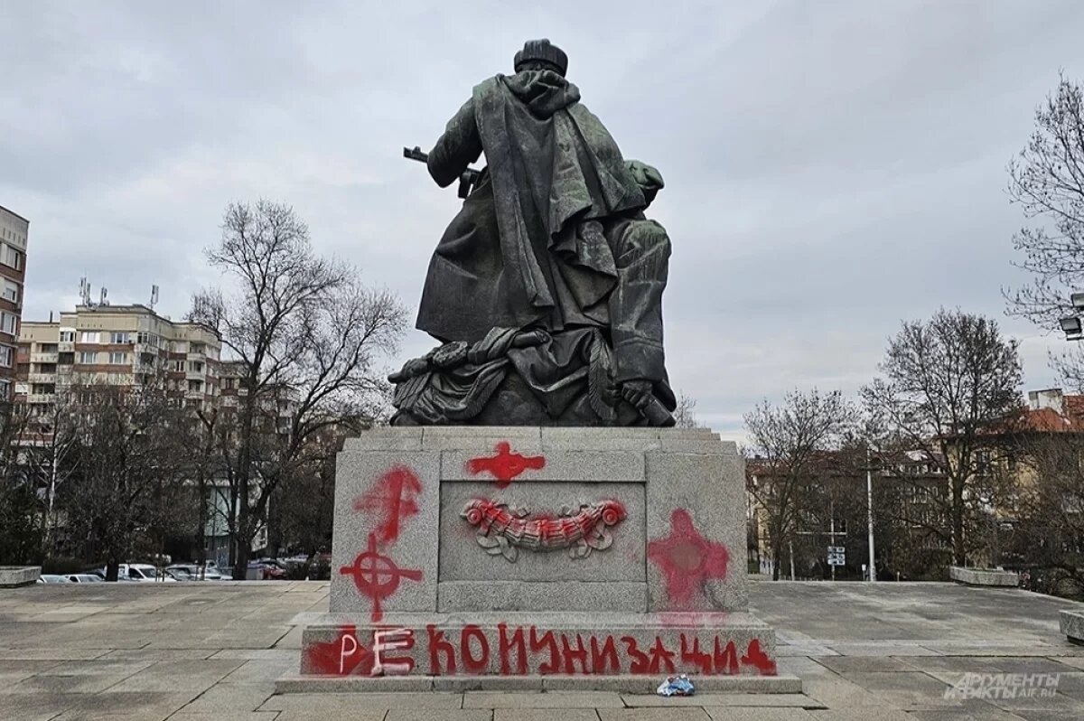    Братская могила в районе Лазинец.