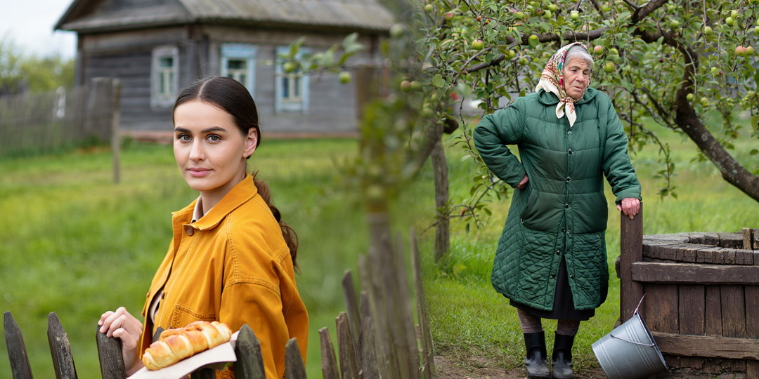 Мать оставила её в роддоме и уехала жить дальше. Через 25 лет она стояла у её забора — но заходить не стала