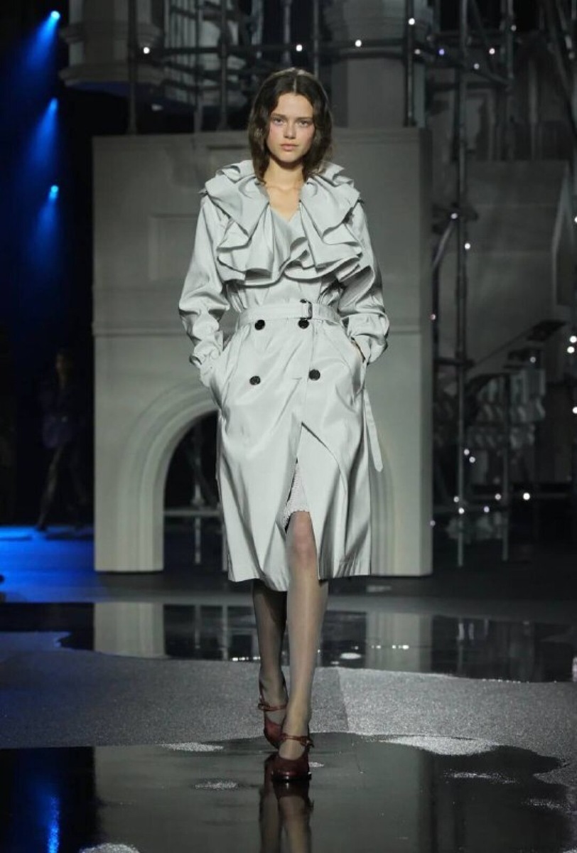    Чередуем классические тренчи Bubrberry  с вариантами с лацканами-жабо