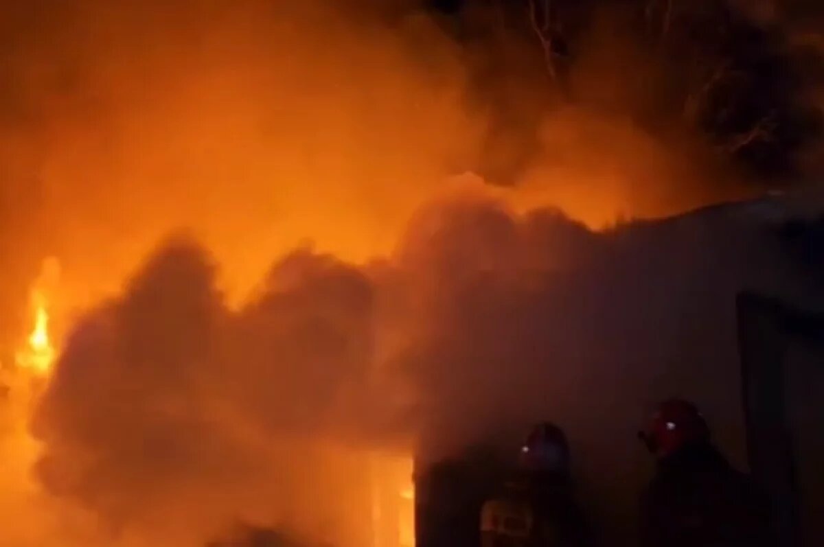    На Камчатке пожарные тушили гаражи во время взрывов бочек с топливом