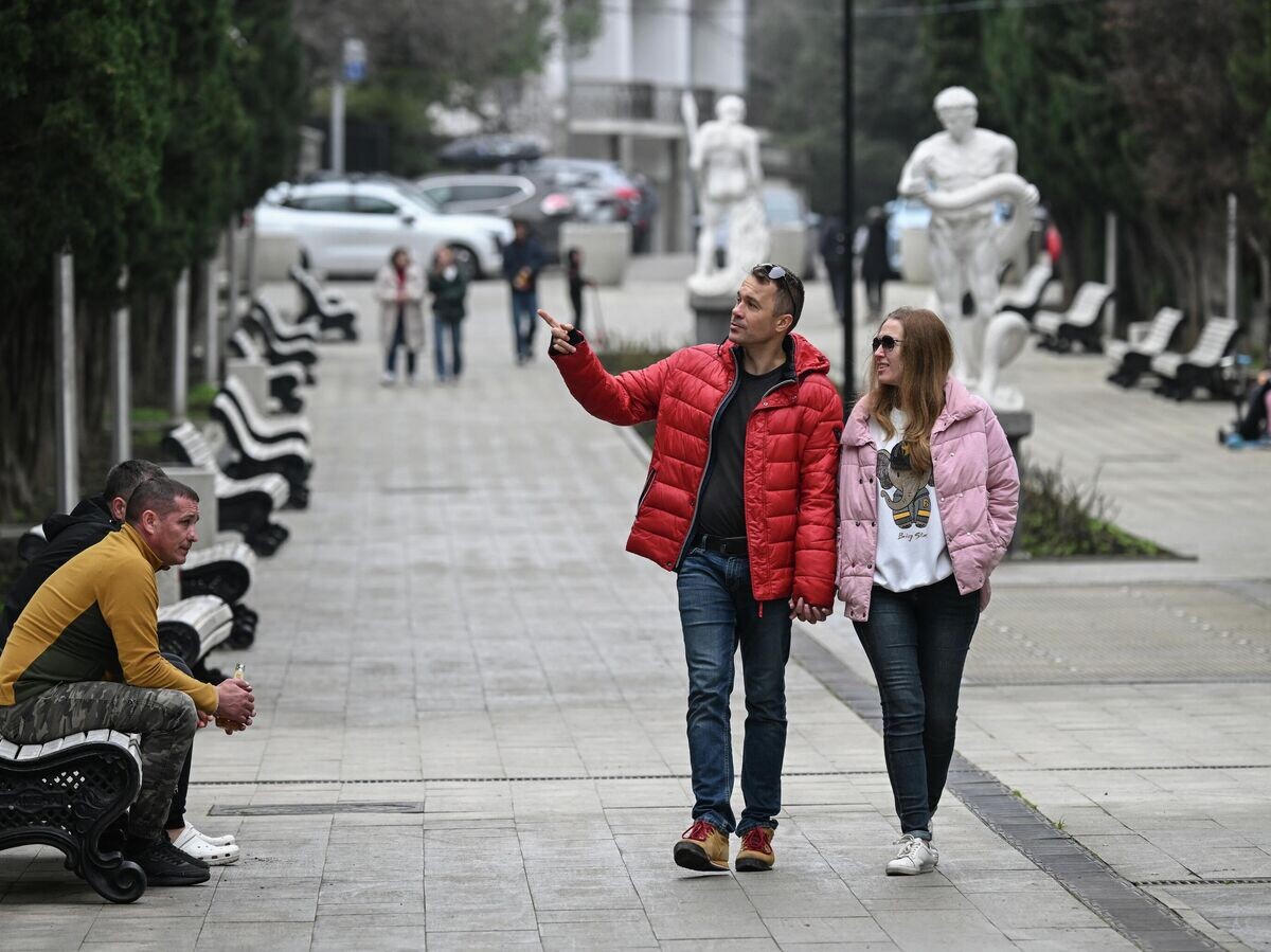   Отдыхающие в аллее Аполлонов в поселке городского типа Симеизе на южном берегу Крымского полуострова | © РИА Новости / Константин Михальчевский