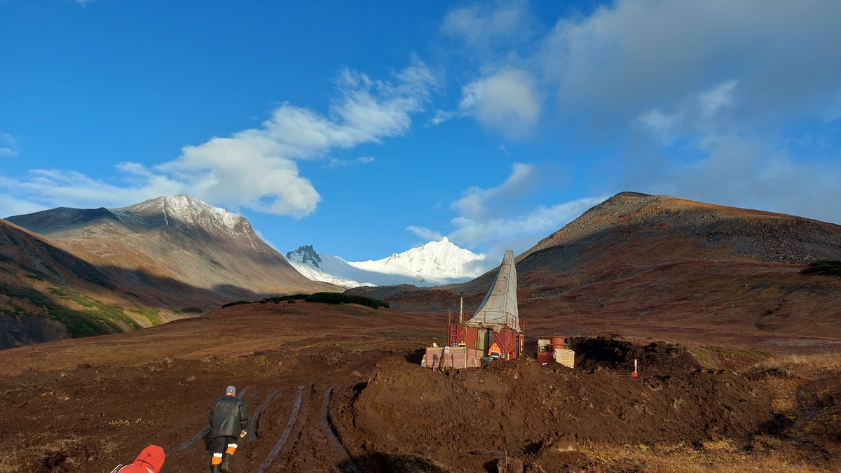 Вдали вулкан Шиш