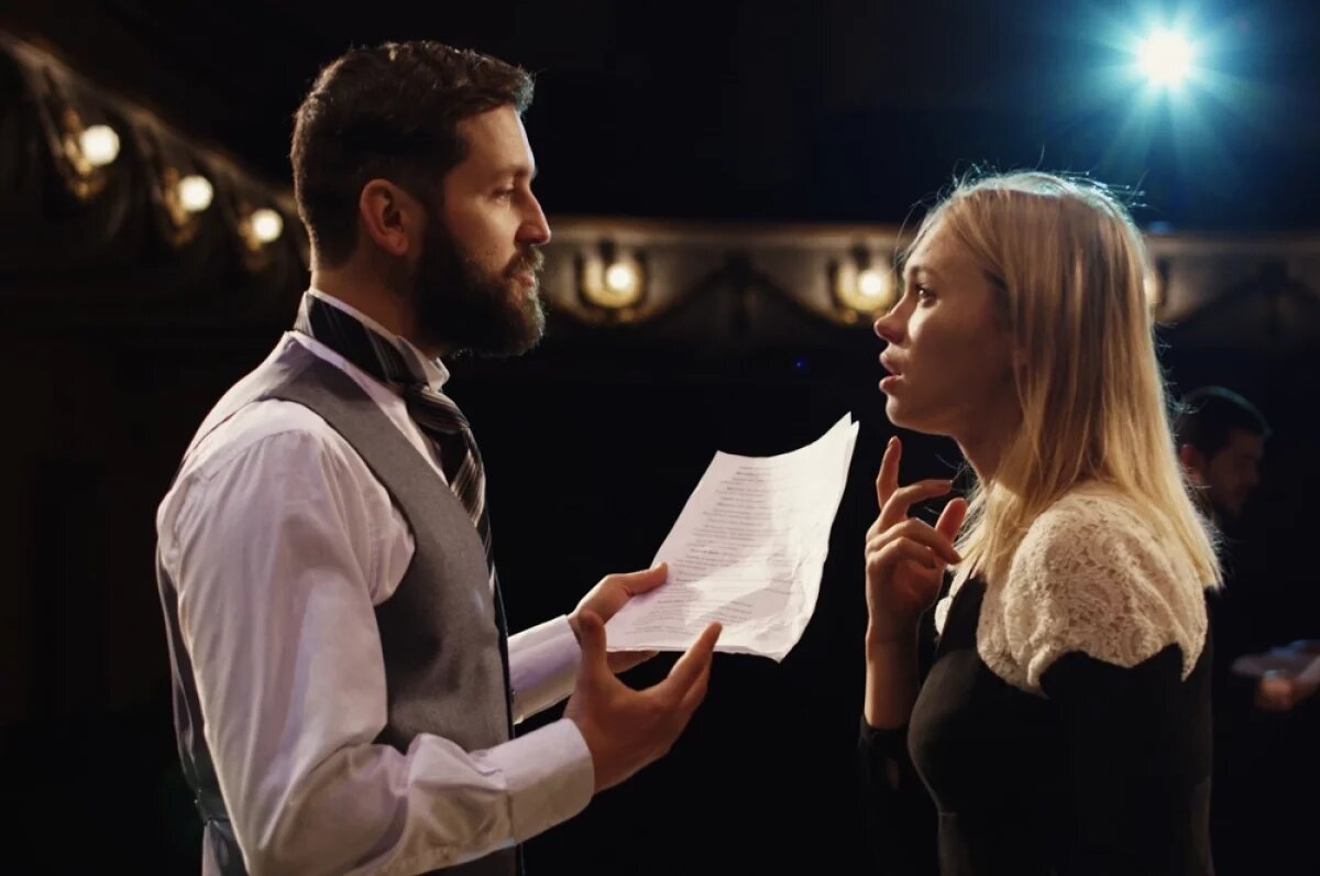    Чтобы стать успешным в профессиональной и личной жизни, мало много знать. Надо ещё развить в себе так ценящиеся сегодня «софт скиллз» (мягкие навыки), помогающие понимать себя и окружающих, строить конструктивную коммуникацию. А за всё это отвечает интеллект, но не обычный (IQ), а эмоциональный. Как же его развить?