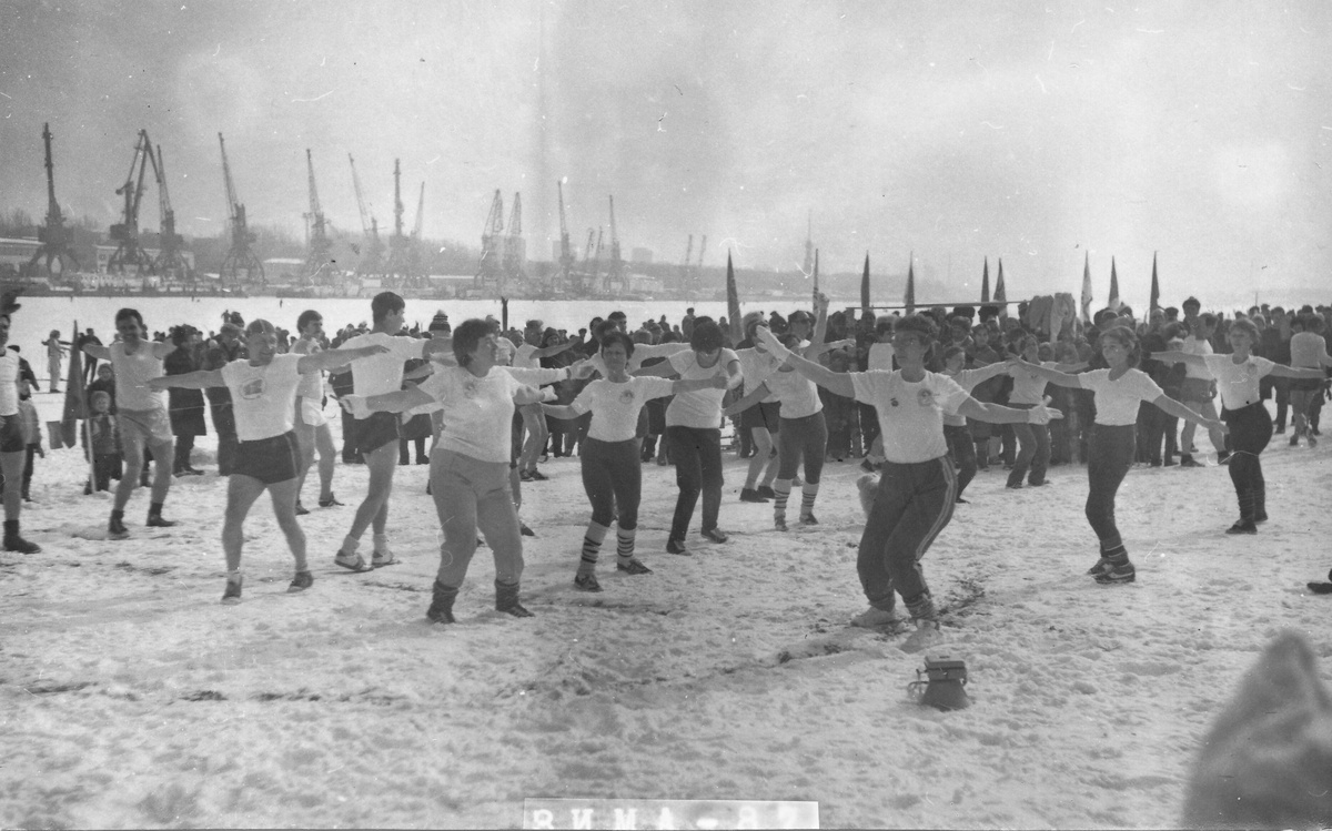 Северное Тушино. Зима -1987. Моржи клуба "Бодрость" развлекают толпу на одном из мероприятий. Фото из архива Бочарникова Сергея Фёдоровича.