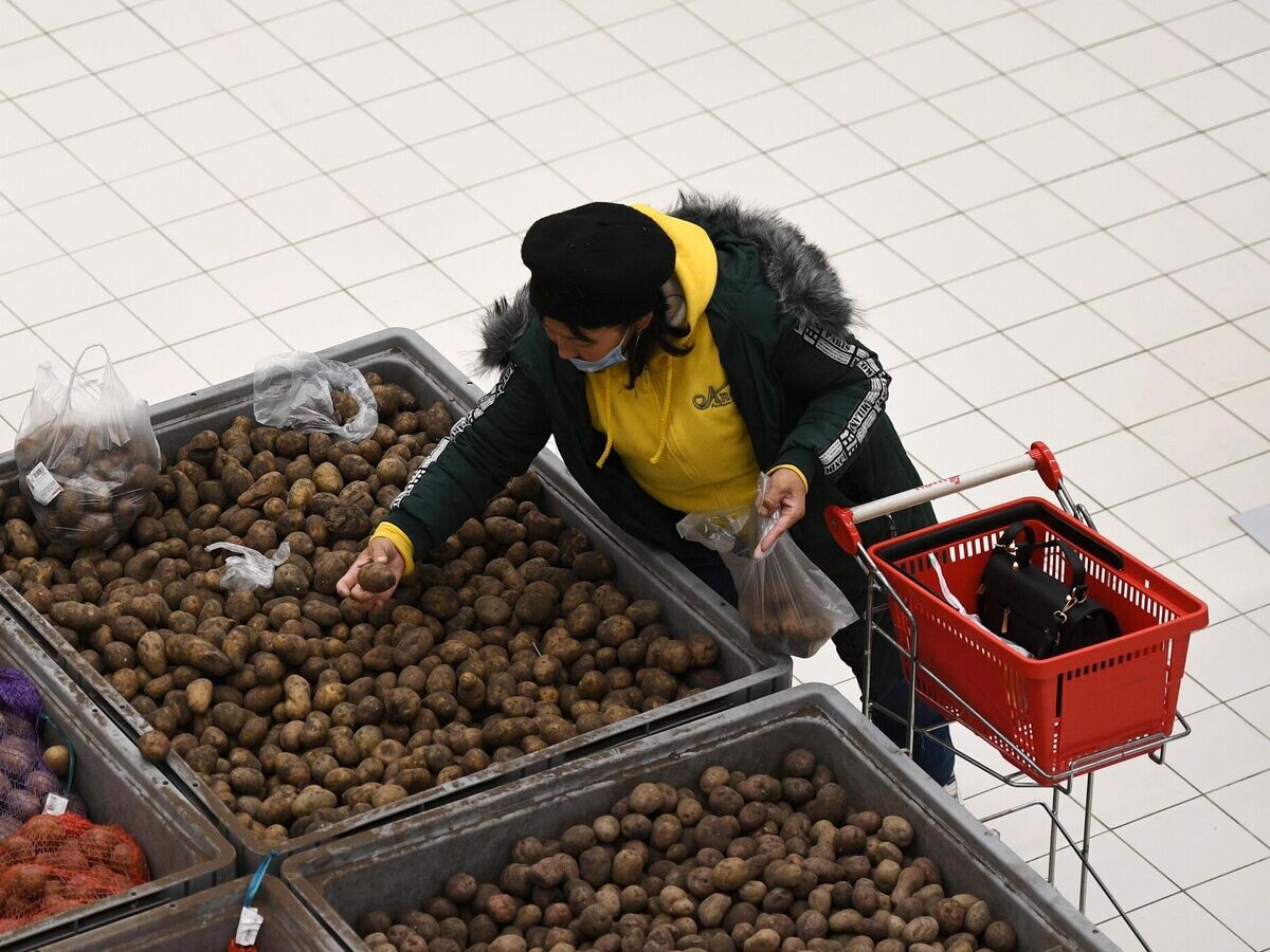    Покупатели выбирают картофель в гипермаркете | © РИА Новости / Александр Кряжев