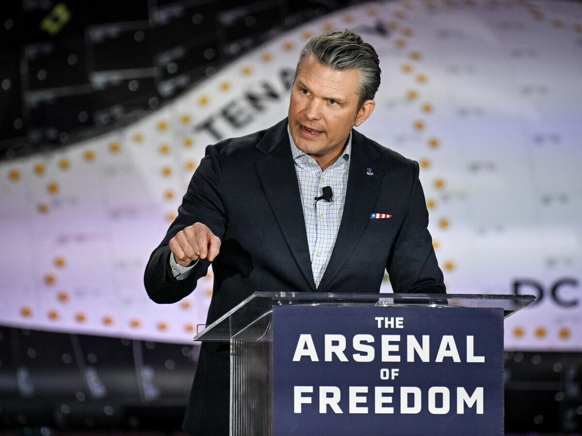    Министр обороны США Пит Хегсет выступает во время визита в космическую компанию Sierra Space в Луисвилле, штат Колорадо | © Getty Images / AAron Ontiveroz