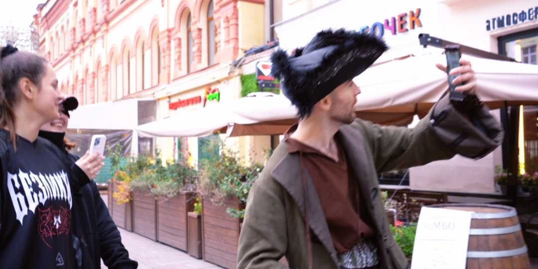 Герои серии взаимодействуют с этим пространством через музыку и движение.