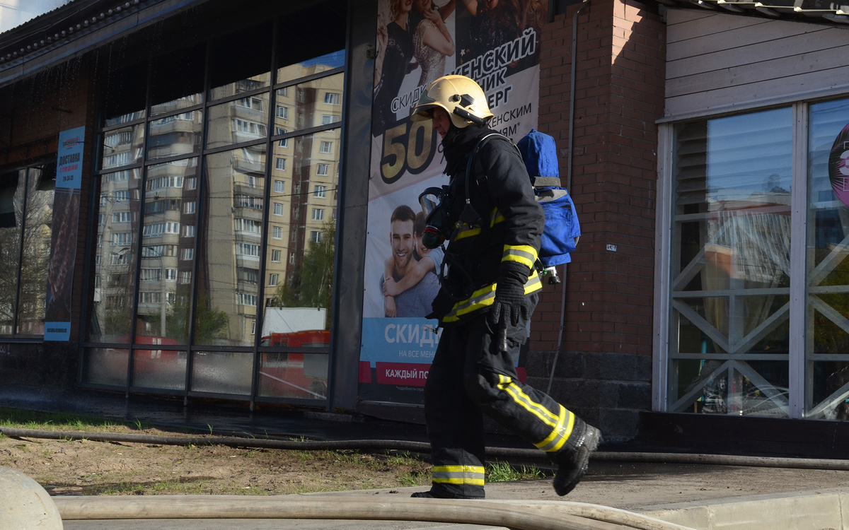 Сильный пожар вспыхнул в автосервисе.  Фото: Фото: ФедералПресс / Татьяна Буторина