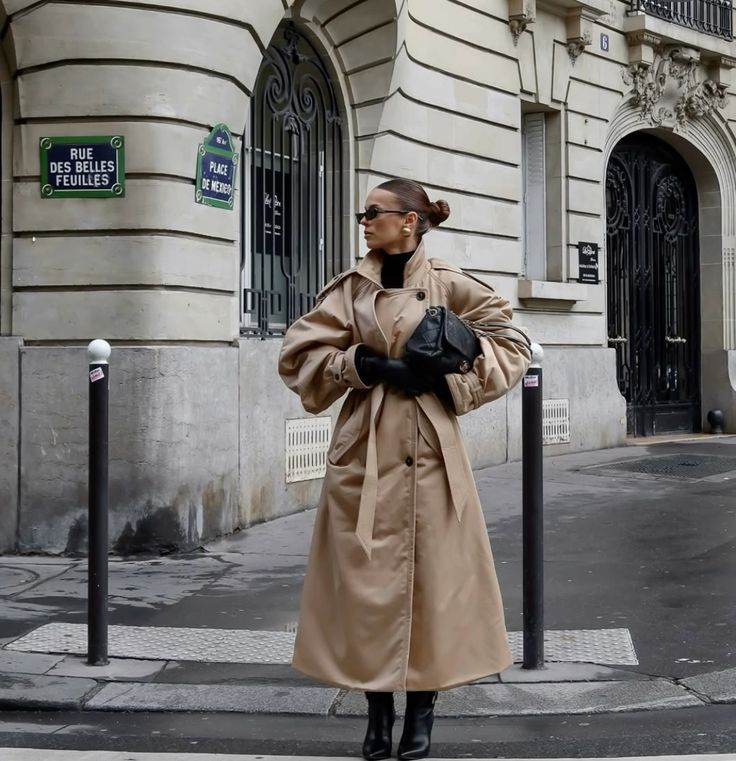 плащи стали хитом благодаря минимализму, натуральным тканям и ярким акцентам