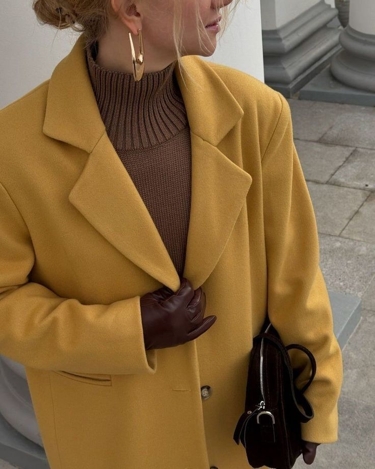 В тренде женственные силуэты: приталенные модели с поясом, оверсайз до бедра и полупальто