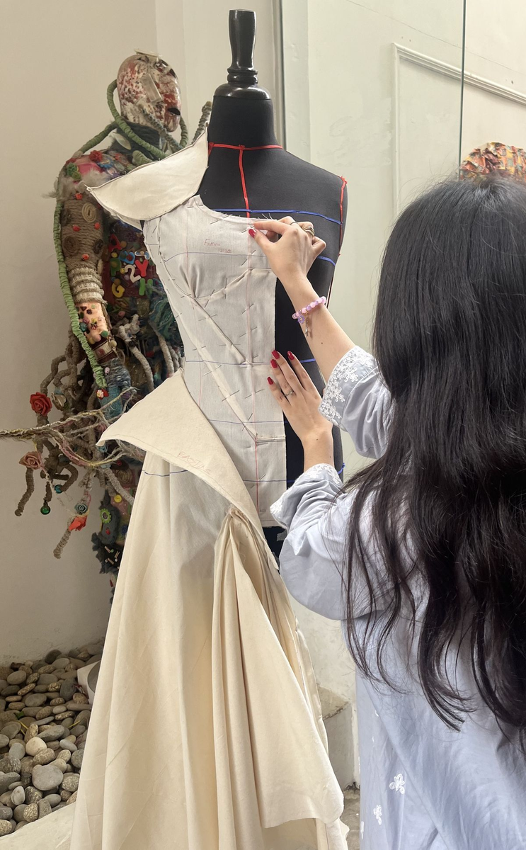 Стойте прямо, расслабьтесь, руки по швам