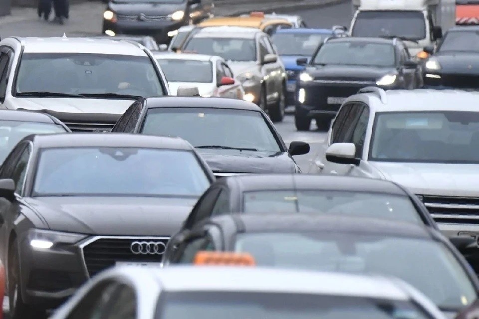    Сервисы оценивают загруженность дорог в городе на шесть баллов. Михаил ФРОЛОВ