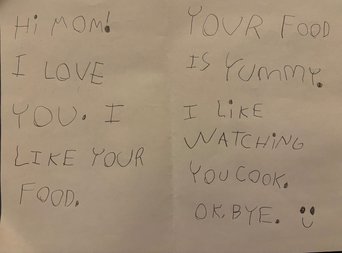 Привет, мама! Я тебя люблю. Я люблю твою еду. Твоя еда вкусная. Мне нравится смотреть, как ты готовишь. Ок. Пока. 