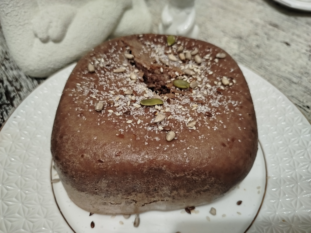 Винный пудинг мы сверху посыпали семечками и ванильным сахаром. Вы тоже можете добавить в столетний рецепт что-то своё.