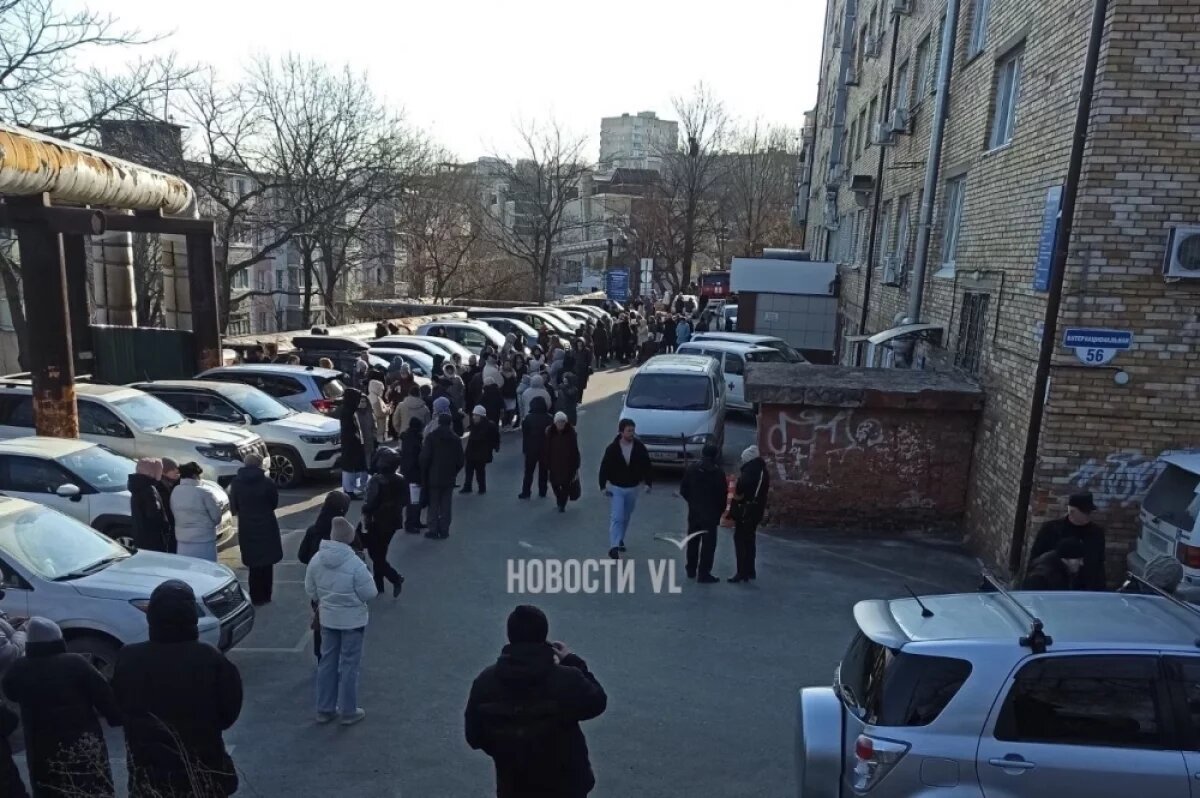    Во Владивостоке из‑за сообщений о минировании эвакуировали две поликлиники