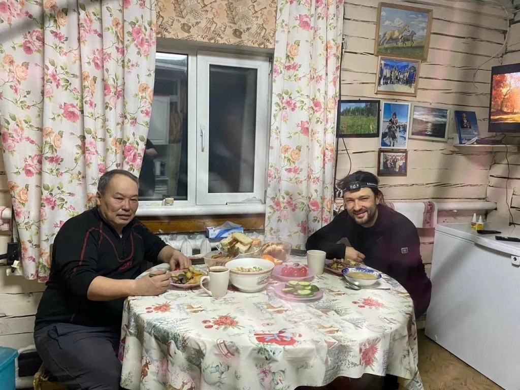 На фото: Мацей Беста с бригадиром общины имени Н.В.Худи-Харючи Иваном Громовым. «Индигир уоттара» Ulus.Media  📷

