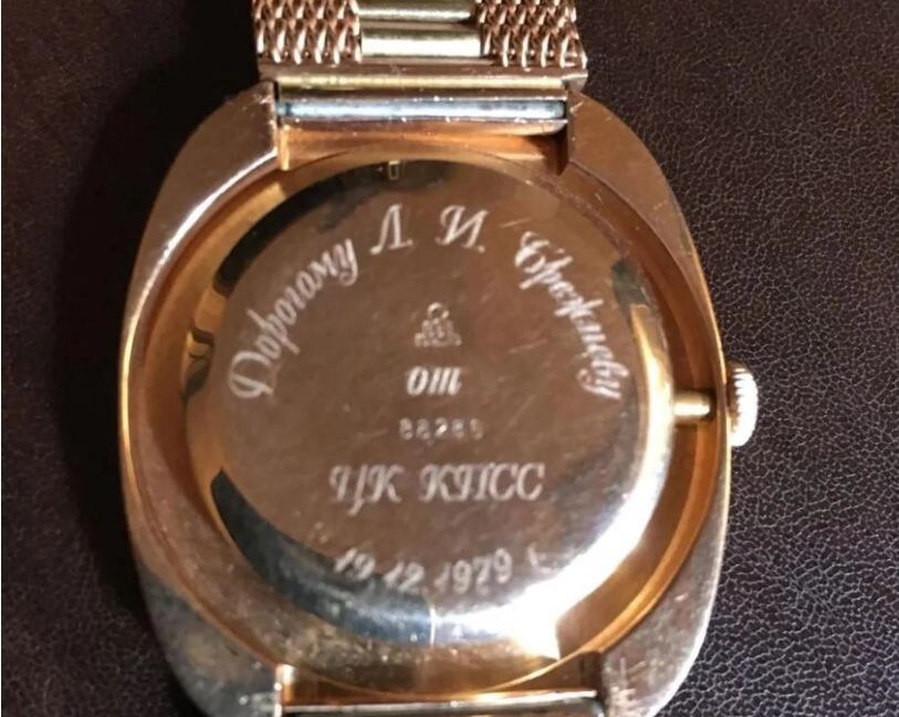 Часы «Ракета» с гравировкой Леониду Ильичу Брежневу от ЦК КПСС, 1979 год. Выставлялись на продажу на Avito за 35 миллионов рублей. Источник фото: Avito