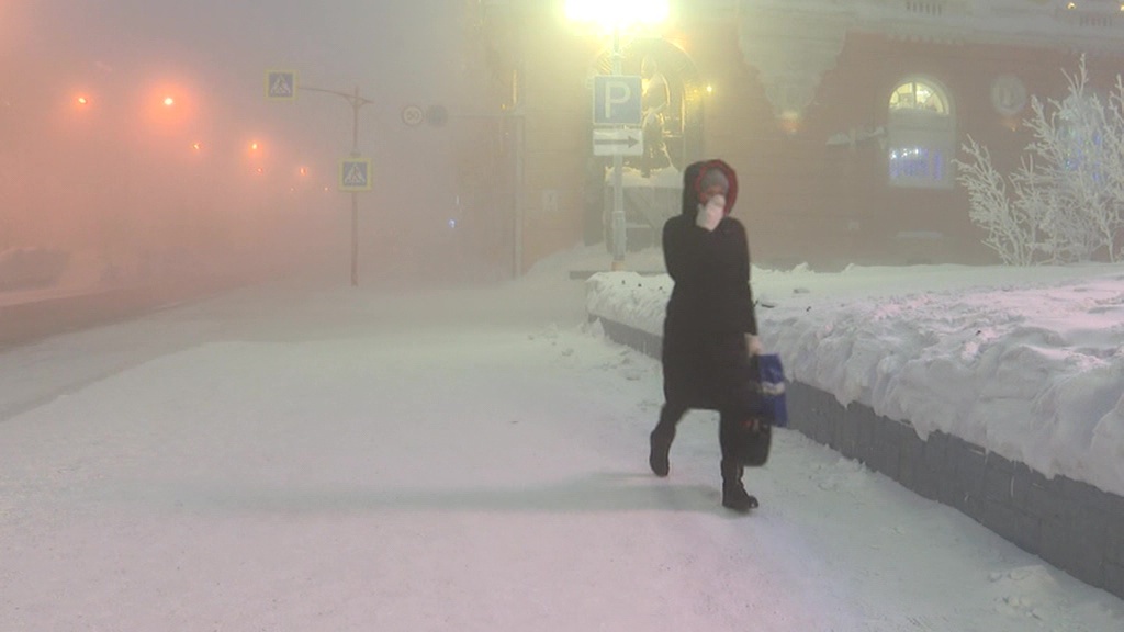    Норильск сильный мороз прохожий