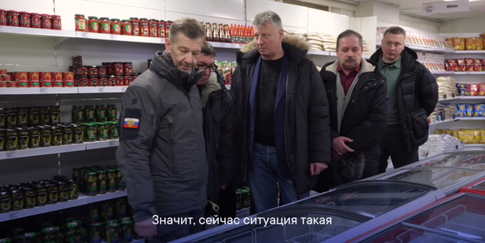 Начальник Чукотки со свитой осматривает прилавки муниципального магазина в Билибино / скриншот кадра видео телеграм-канал Владислав Кузнецов