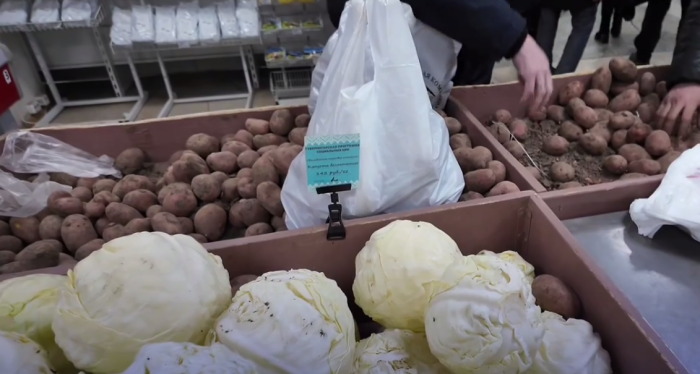 Картофель в чукотском городе Билибино стоит 142 рубля за килограмм. Дороговато, но не ужас-ужас-ужас / скриншот кадра видео телеграм-канал Владислав Кузнецов