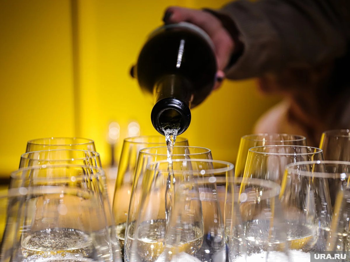     Чиновники Пыть-Яха распивали спиртное на секретной вечеринке прямо в здании мэрии (фотоиллюстрация)