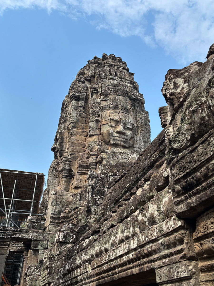 Лики, обращённые ко всем сторонам света.