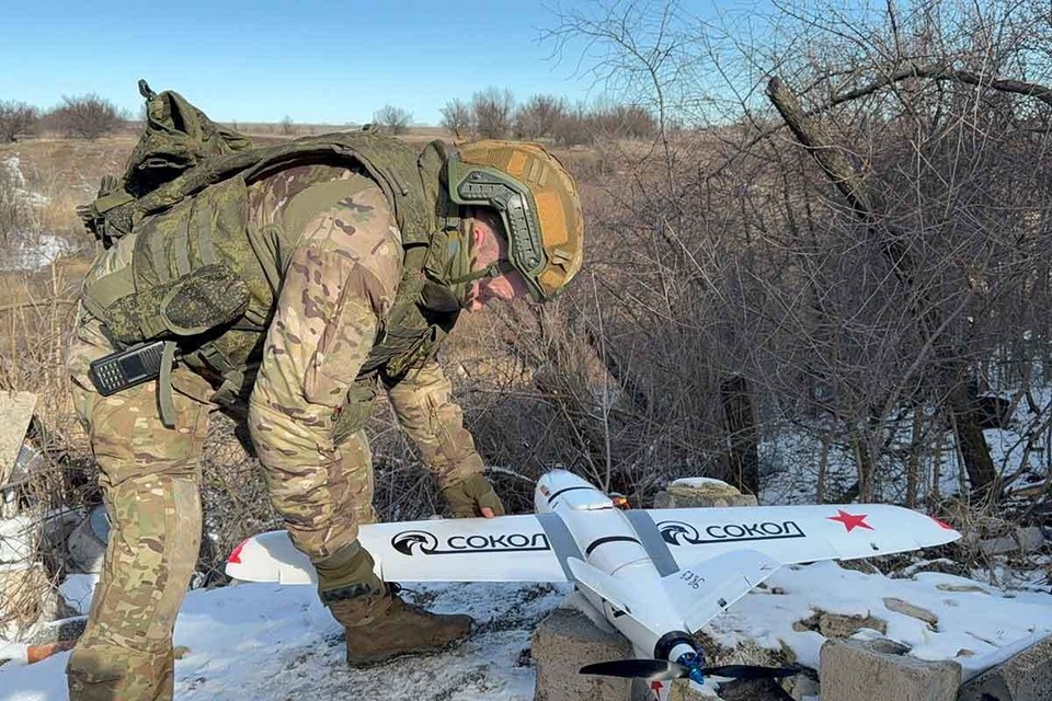    Корреспондент "КП" побывал в расположении расчетов противодействия дронам 7 отдельного разведывательно-ударного полка беспилотных систем группировки войск «Центр». Александр КОЦ