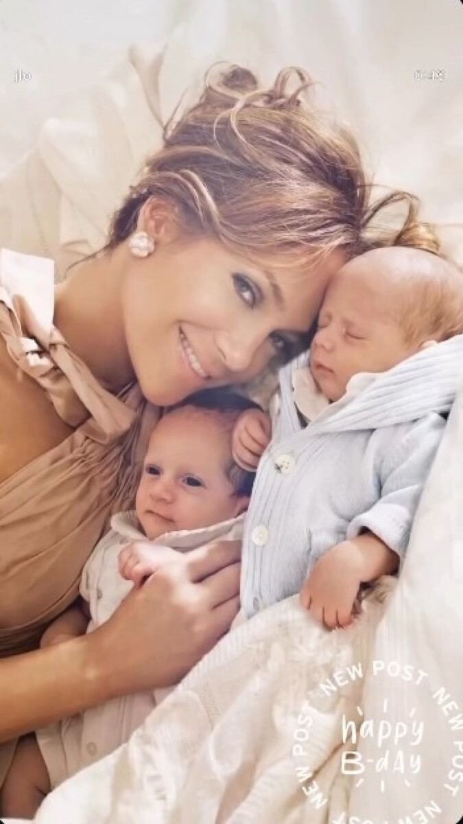    Дети Дженнифер Лопес, Эмма и Макс, родись в браке с певцом Марком Энтони. Источник: @jlo*