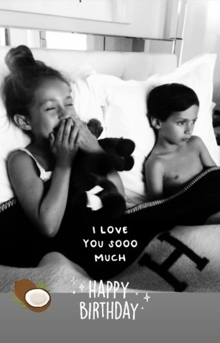    Дети Дженнифер Лопес, Эмма и Макс, родись в браке с певцом Марком Энтони. Источник: @jlo*