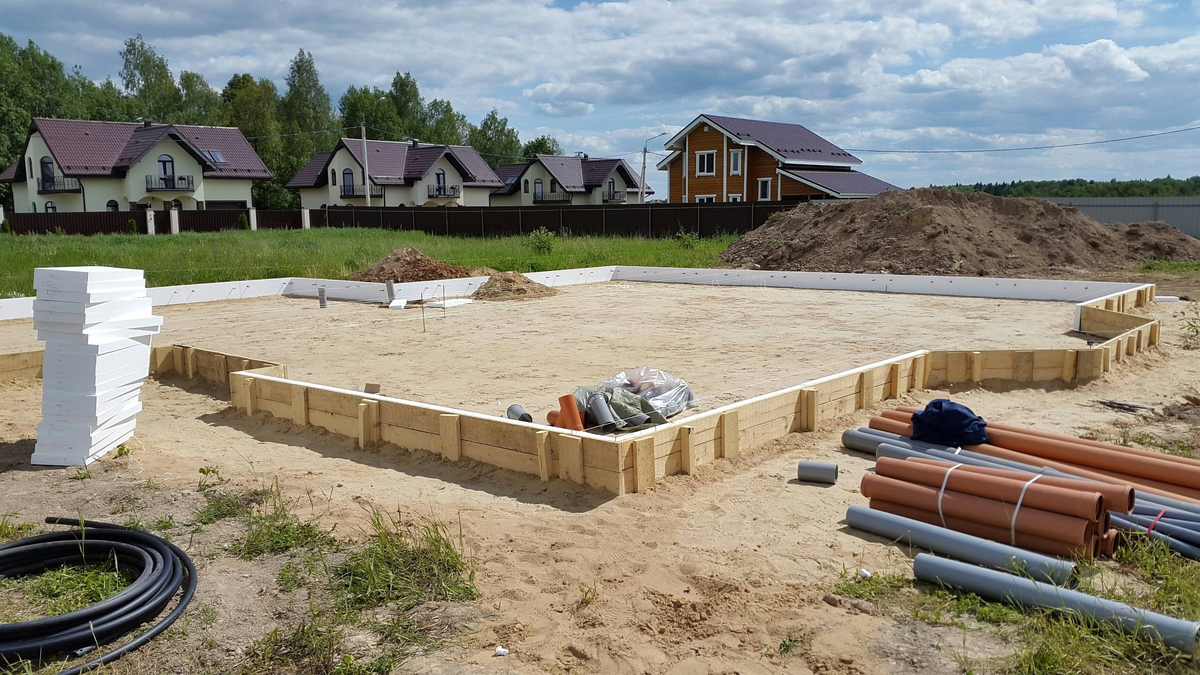 Во время стройки можно заложить коммуникации и дорожки — это сэкономит время и деньги позже