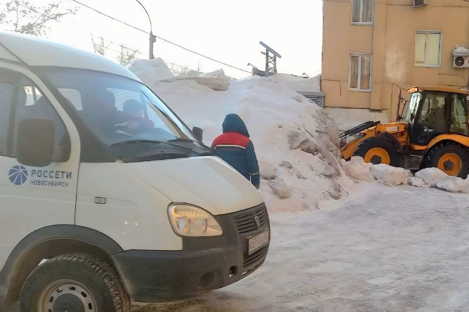   Энергетики работают на месте с ночи. Фото: «Россети Новосибирск»