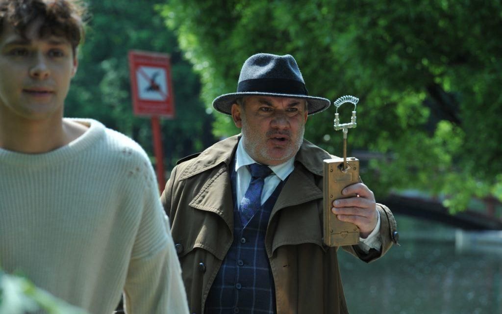 Кард из сериала "Министерство Всего хорошего". 