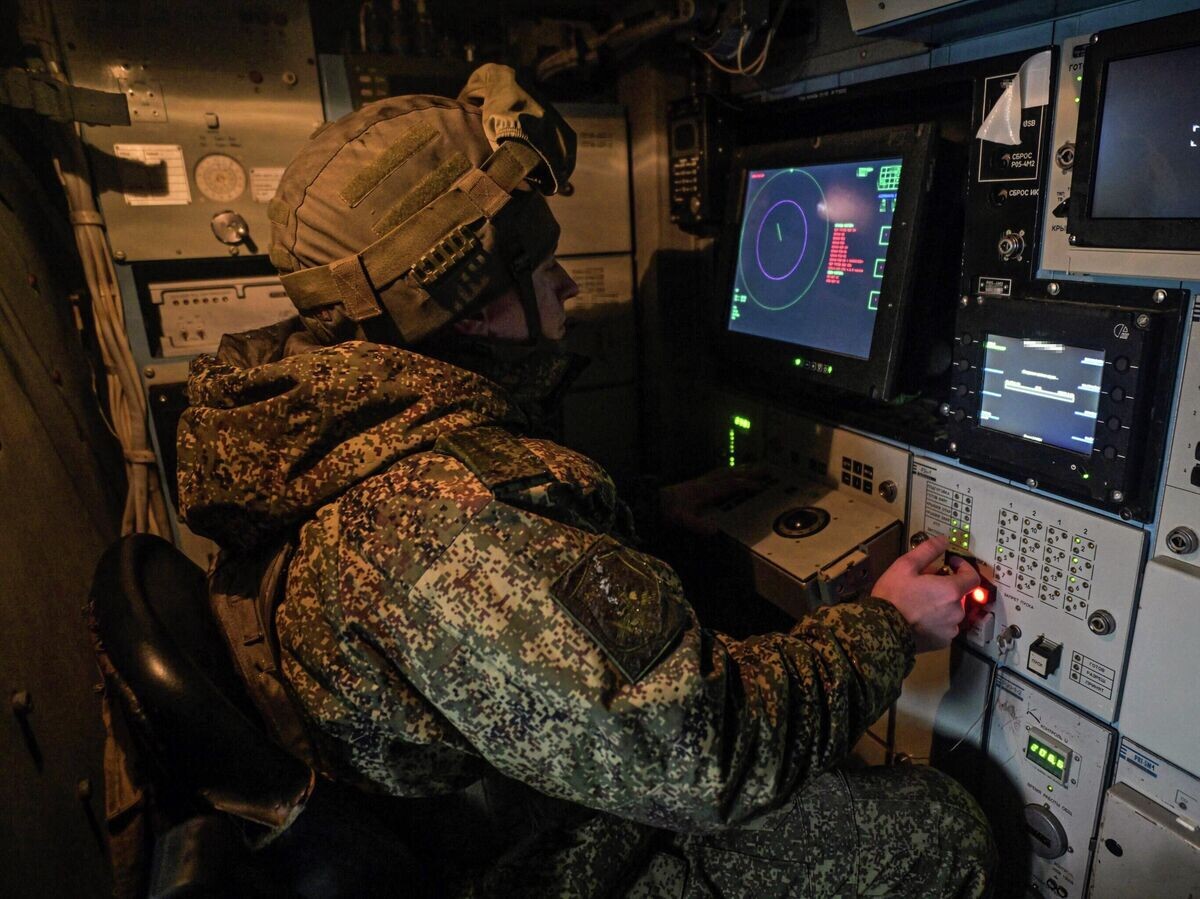    Военнослужащий на боевом дежурстве расчета ЗРК "Тор" в зоне СВО | © РИА Новости / Евгений Биятов